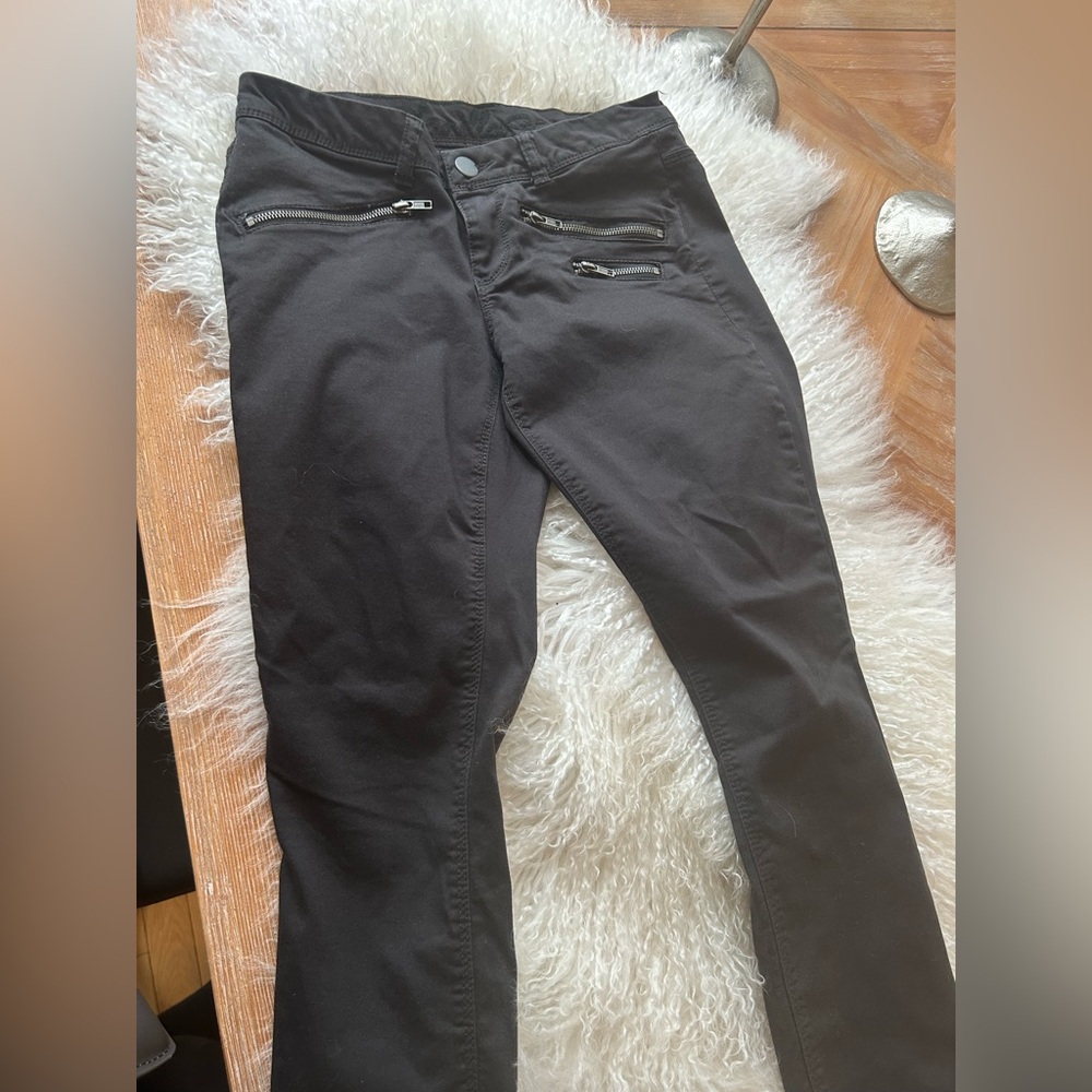 Pristine women’s moto style Black Skinny Jeans with Front Zipper detail SZ 4!!